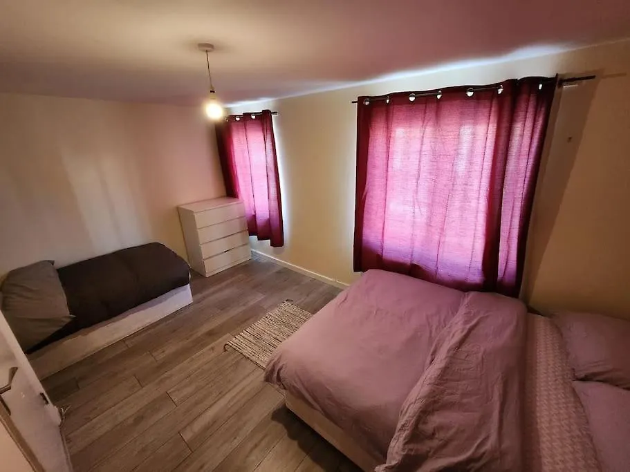 Holiday home Close To Central London - 4 Bedroom House, 8 Beds, Sleepps 14, Free Parking