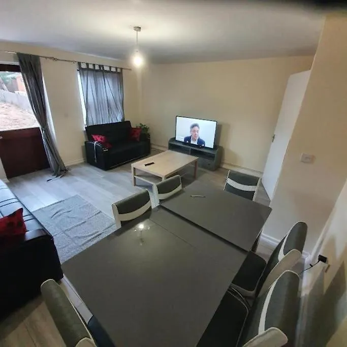 Close To Central London - 4 Bedroom House, 8 Beds, Sleepps 14, Free Parking