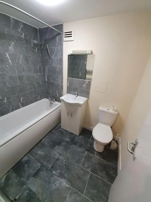 Close To Central London - 4 Bedroom House, 8 Beds, Sleepps 14, Free Parking