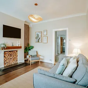 https://the-mayfield-townhouse-central-3-bedrooms-with-garden.yorkshirehotels.net