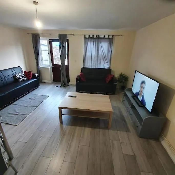 Close To Central London - 4 Bedroom House, 8 Beds, Sleepps 14, Free Parking 0*,  United Kingdom