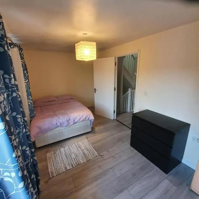 Close To Central London - 4 Bedroom House, 8 Beds, Sleepps 14, Free Parking Holiday home