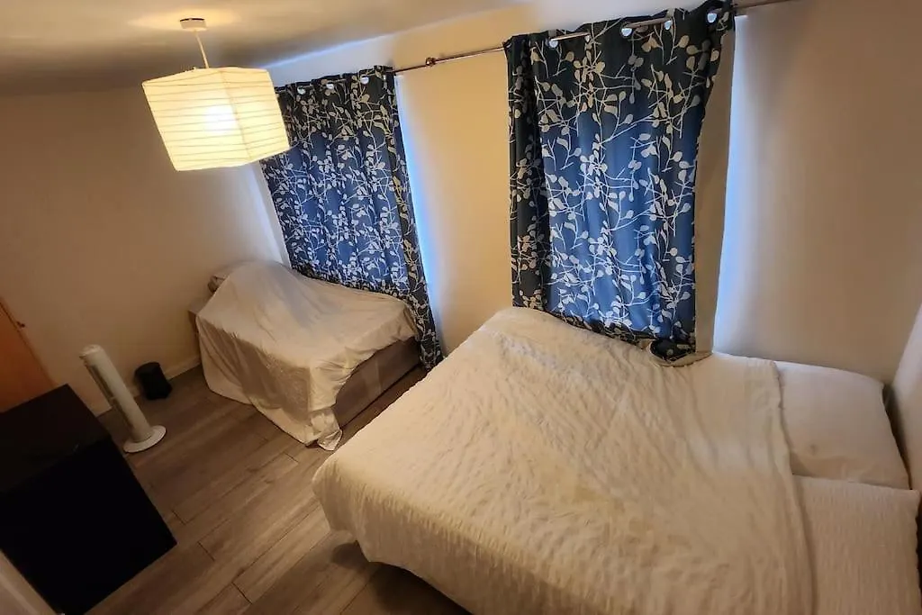 Close To Central London - 4 Bedroom House, 8 Beds, Sleepps 14, Free Parking United Kingdom